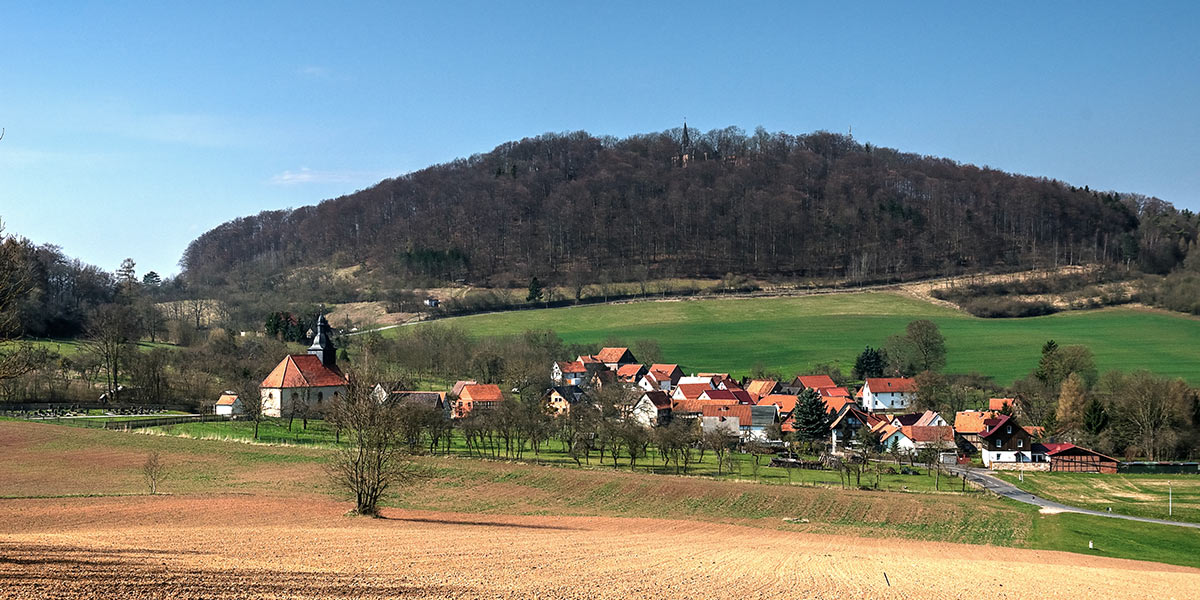 Döringsdorf mit dem Hülfensberg (Foto: Jürgen Katzer . Creative Commons)