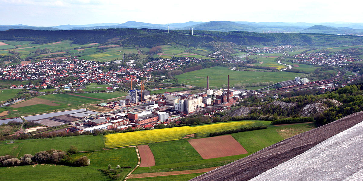 Blick von der Halde Wintershall (Monte Kali) auf Heringen (Foto: Armin Kübelbeck . Creative Commons)